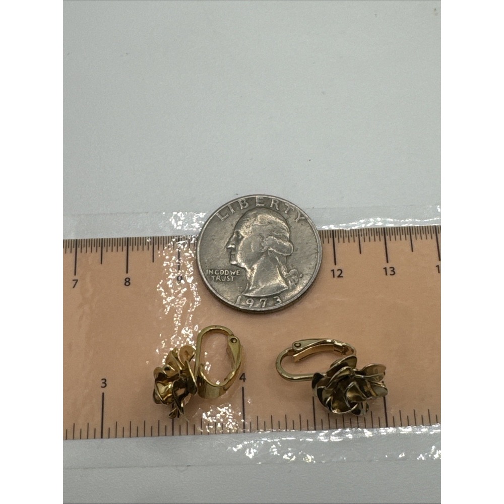 Vintage‎ Gold Tone Flower Clip On Earrings - Picture 3 of 4